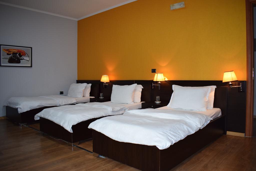 Hotel Eagle Tirana Exterior foto